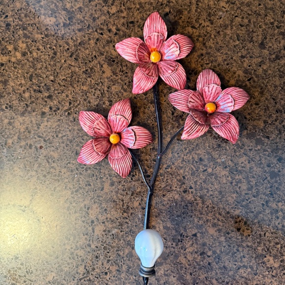 Vintage inspired pair of metal flower wall hooks - Picture 3 of 8